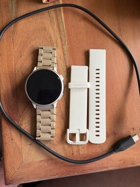 Garmin Vivoactive 6 watch 42mm in white/champagne gold finish